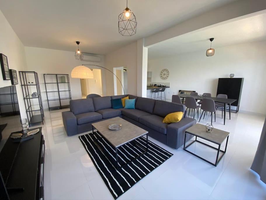 3 Bedroom, 2 Bath Apt, Amazing Views Apartment