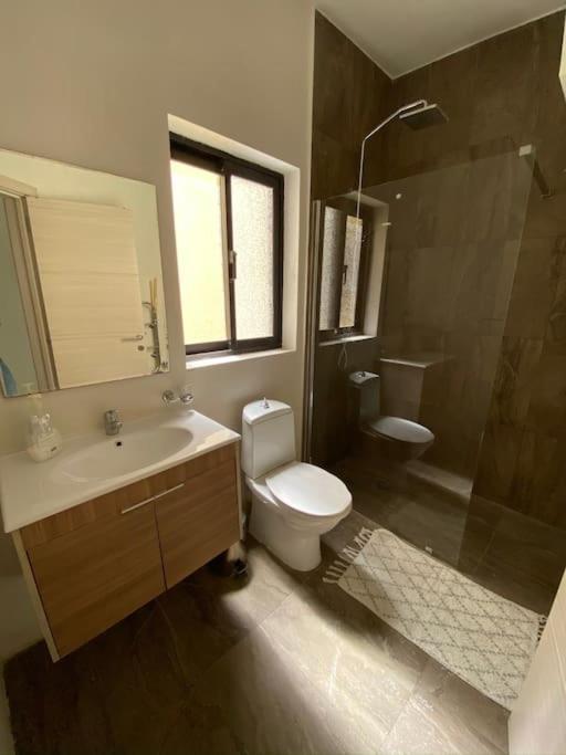 3 Bedroom, 2 Bath Apt, Amazing Views Apartment