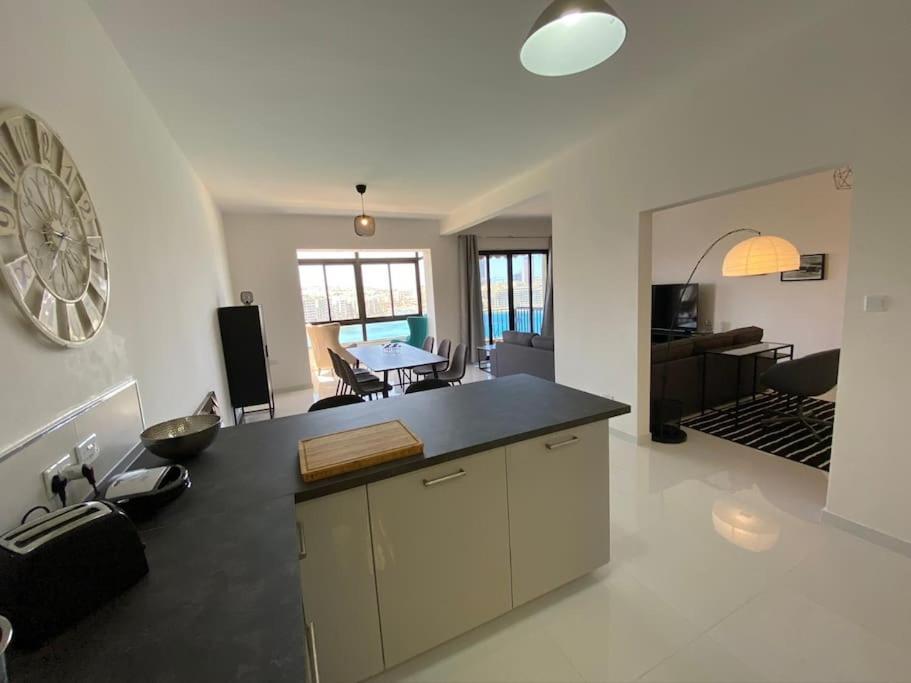 Apartment 3 Bedroom, 2 Bath Apt, Amazing Views *