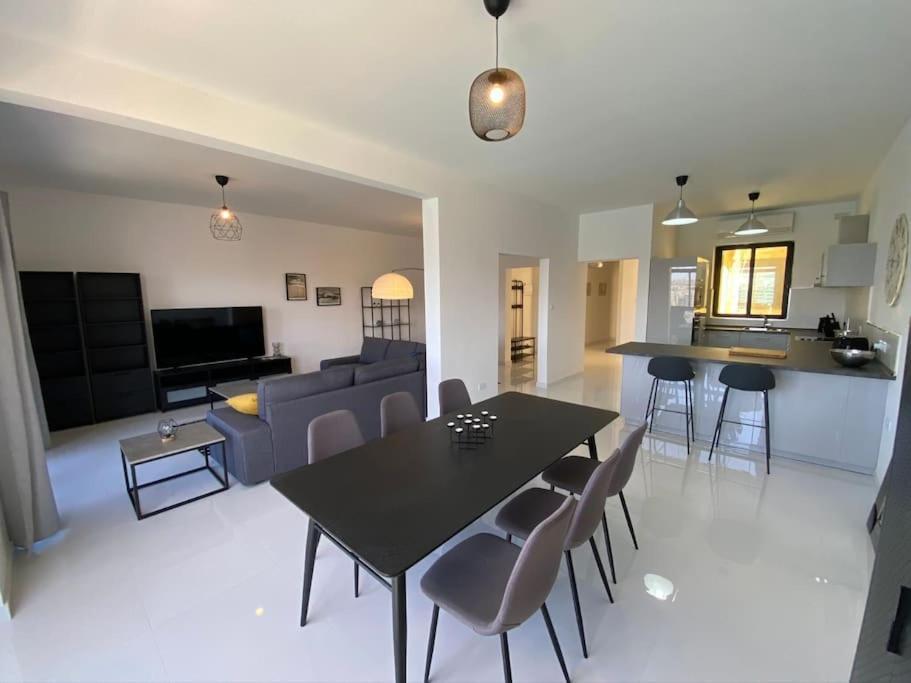 3 Bedroom, 2 Bath Apt, Amazing Views Apartment Sliema