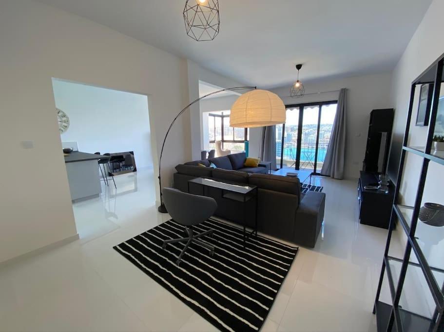 3 Bedroom, 2 Bath Apt, Amazing Views